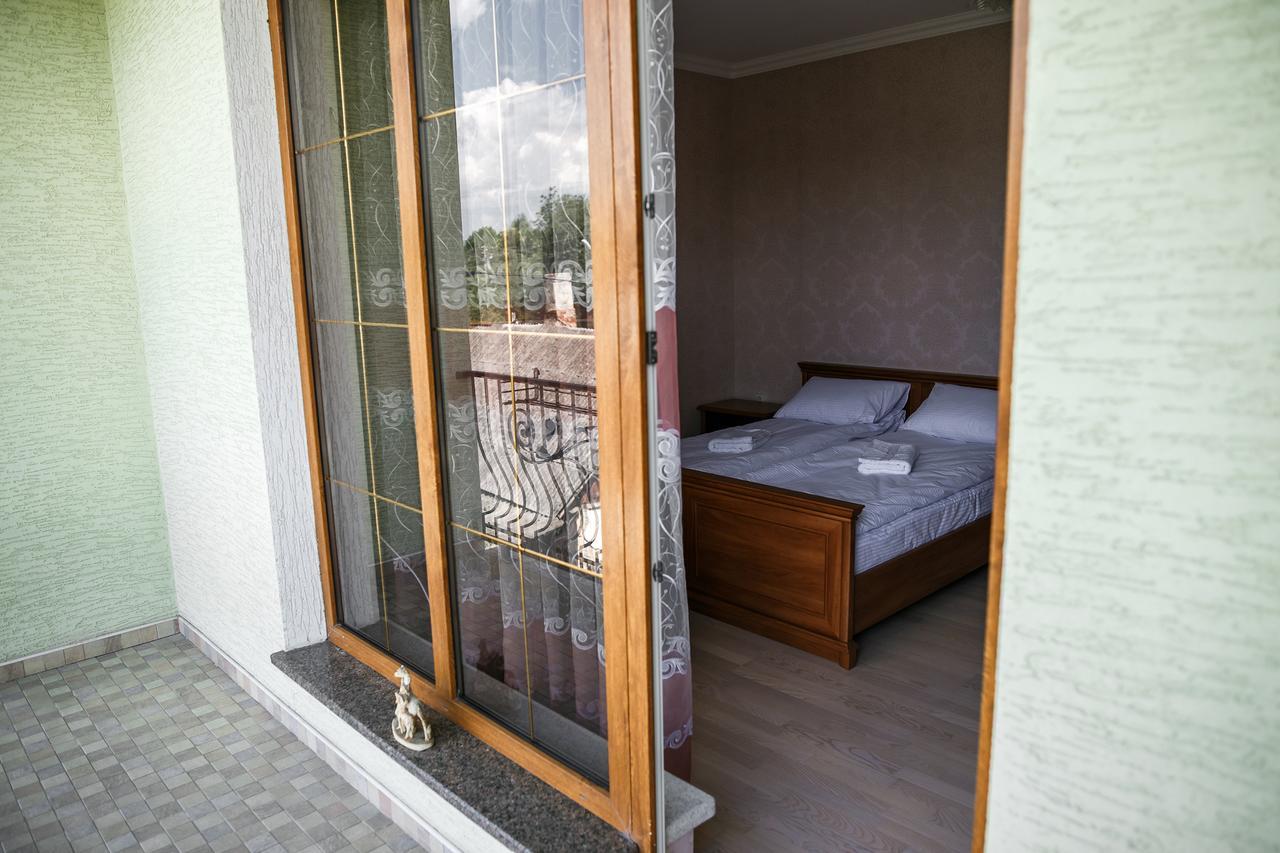 Sweet Home Hostel / Guest House Csernyivci Kültér fotó