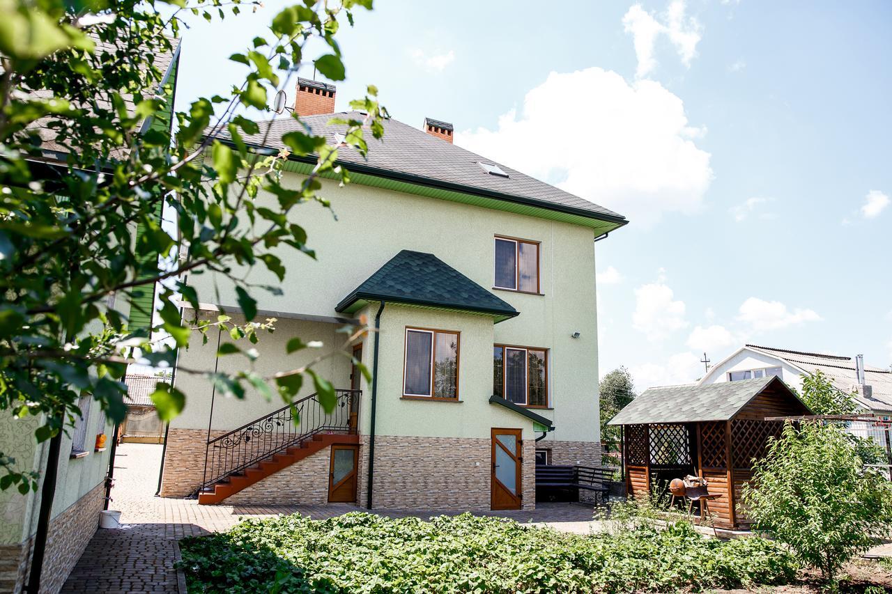 Sweet Home Hostel / Guest House Csernyivci Kültér fotó