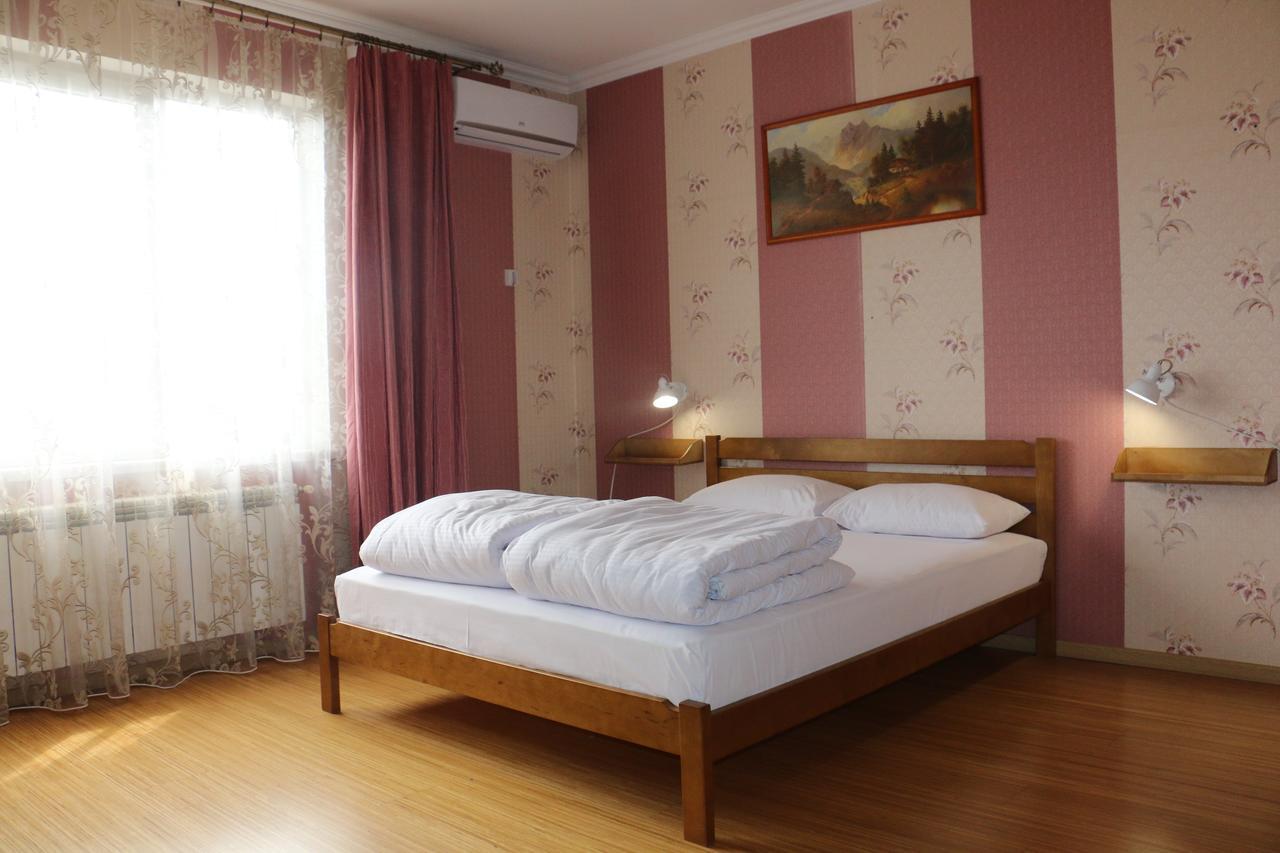 Sweet Home Hostel / Guest House Csernyivci Kültér fotó
