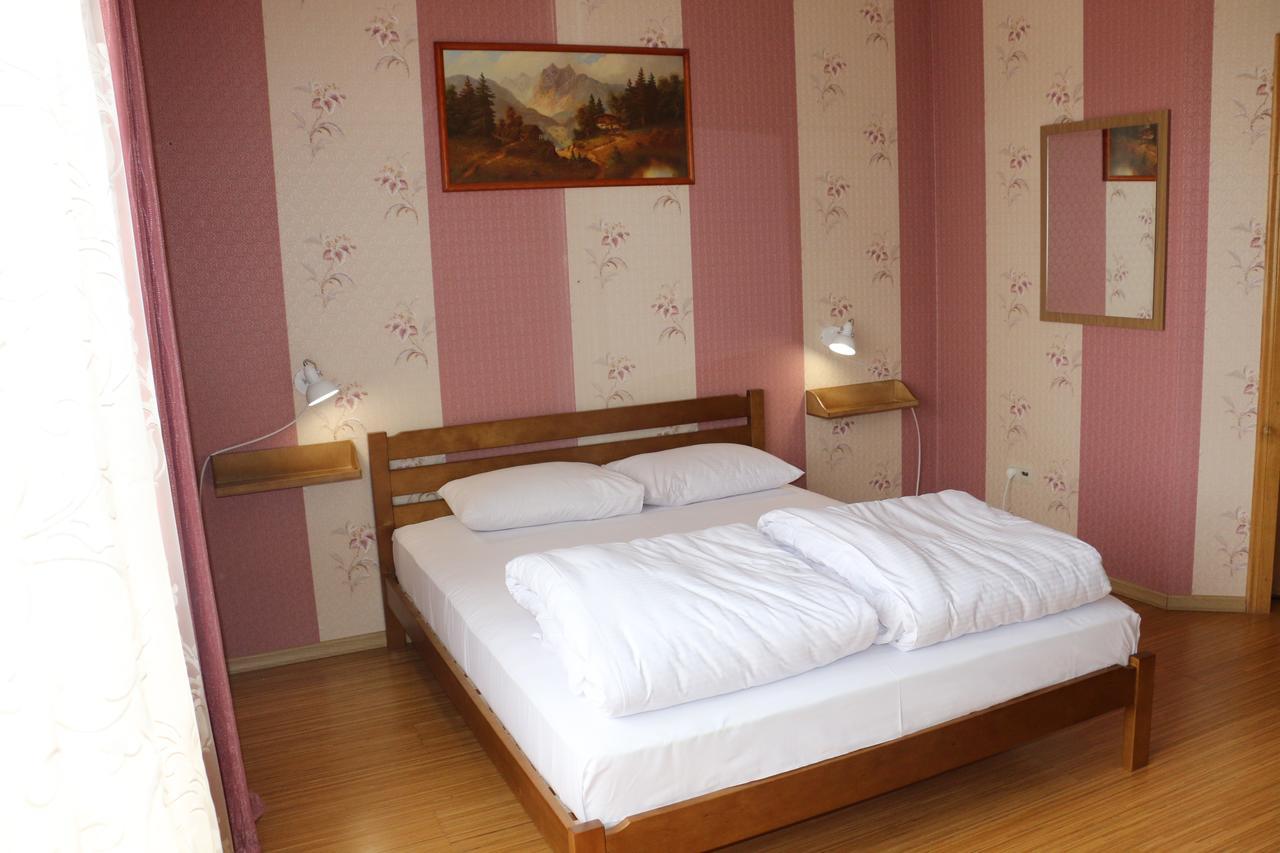 Sweet Home Hostel / Guest House Csernyivci Kültér fotó